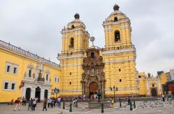 Lima, Perù: la facciata del Monastero di San Francisco, all'angolo tra le vie Lampa e Ancash, dove si può distinguere la splendida cupola in stile moresco - foto © ...