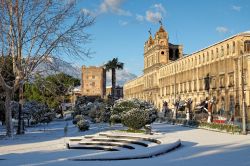 Una bella immagine del monastero di Santa Lucia con il castello Normanno sotto la neve, Adrano, Sicilia - © ollirg / Shutterstock.com