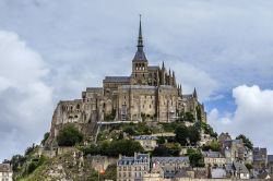 Il monastero dell'isola di Mont-Saint-Michel, Normandia, Francia. Il complesso religioso fu edificato a partire dal X° secolo con diversi stili che si sono sovrapposti: carolingio, romanico, ...