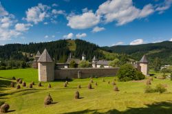 La regione della Bucovina, nel nord della Romania, è famosa per ospitare numerosi castelli e monasteri medievali - foto © 242970283 / Shutterstock.com