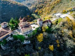 Il monastero ortodosso di Motsameta nei pressi di Kutaisi, Georgia. Realizzato su un promontorio, sopra un'ansa del fiume Tskhaltsitela, questo piccolo monastero si trova a circa 6 chilometri ...