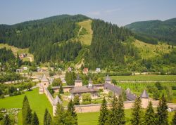Uno dei più famosi monasteri ortodossi della Romania è quello di Sucevita, nella regione storica della Bucovina - foto © Alxcrs / Shutterstock.com