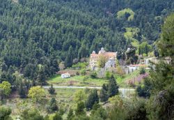 Vista dall'alto del Monastero di San Davide a Eubea, Grecia - Una bella immagine che ritrae l'imponente complesso religioso situato nei pressi di questa bella città greca immersa ...