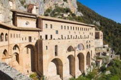 Il monastero di San Benedetto adagiato fra la roccia del Monte Taleo a Subiaco, provincia di Viterbo, Lazio.
