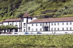 Nell'isola di Pico, l'antico convento di San Francesco ospita al suo interno il museo Angra do Heroismo dove si può trovare un pò di tutto: carrozze, ceramiche, armi, medaglie, ...