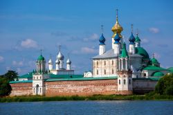 Monastero Spaso Yakovlevsky a Rostov Velikij, Russia - Situato alla periferia della città, sulla sponda del lago Nero, il suggestivo monastero maschile di Spaso Yakovlevsky è uno ...