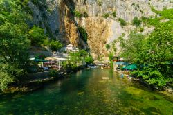 Lungo il fiume Buna: natura e spiritualità - lo spettacolo naturale della fonte del fiume Buna è tra i più belli della Bosnia-Erzegovina. In questa foto possiamo notare ...