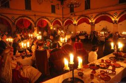Mondavio, cena medievale alla rievocazione della Caccia al Cinghiale in agosto (Marche).
