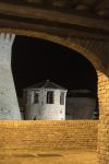 Mondavio (Pesaro-Urbino): le mura medievali by night. Non avendo mai subito alcun attacco, si trovano in perfetto stato di conservazione.
