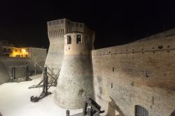 Mondavio, Pesaro-Urbino: uno scorcio della fortezza cittadina. L'area esterna ospita fedeli ricostruzioni a dimensione reale di catapulte, trabucchi e altre macchine da assedio.
