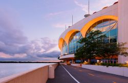 Monona Terrace Community and Convention Center a Madison (USA) al tramonto. Progettato da  Frank Lloyd Wright, originario di Madison, è stato costruito nel 1997 - © Jay Yuan ...