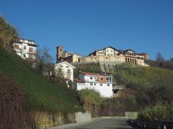 Monta d'Alba, Cuneo: vista panoramica del borgo del Roero in Piemonte