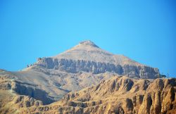 La Valle dei Re, sulla sponda occidentale del Nilo, presso Luxor, è dominata da questa montagna con la cima a forma di piramide.
