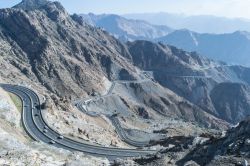 Montagna di Al Hada nella città di Ta'if, Arabia Saudita, con la strada panoramica che la attraversa.



