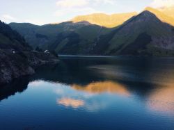 Montagne al tramonto viste dal lago nel villaggio di Vaujany, Francia - © Misha Khab / Shutterstock.com