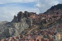 Montagne attorno a El Alto, Bolivia. Incastonata nell'altopiano andino ai margini di La Paz, El Alto ha montagne modellate e scolpite da secoli e secoli di storia.



