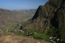 L'entroterra dell'isola di Santo Antão, Capo Verde, è caratterizzato da montagne e canyon che rendono difficilmente accessibile il territorio.
