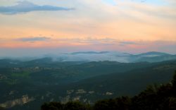 Montagne e nuvole dai riflessi arancioni al tramonto, Asiago, Veneto - © 293025185 / Shutterstock.com