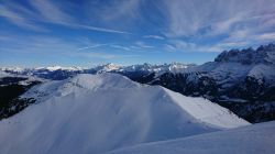 Montagne innevate a Les Crosets, Val d'Illiez, Svizzera. Questa stazione sciistica, parte del comprensorio Portes du Soleil, si trova a 1668 metri di altitudine nel Cantone del Vallese.
 ...