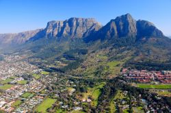 Le montagne nei dintorni di Cape Town, Sud Africa - Di solito per ammirare la vista panoramica dei tratti montuosi appartenenti a una città, occorre fare diversi chilometri e per lo più ...