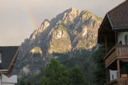 Montagne nei pressi di San Vigilio di Marebbe, Trentino Alto Adige. A rendere ancora più suggestivo il panorama è l'arcobaleno che sembra quasi provenire dalle rocce granitiche ...