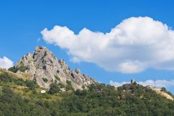 Le montagne intorno a Pietrapertosa sono costituite in massima parte di arenarie, e per la loro forma aguzza sono state soprannominate come Dolomiti Lucane, una delle attrazioni geologiche della ...