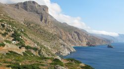 Montagne rocciose a Amorgos, Grecia. Si innalza dai fondali dell'Egeo e riunisce in sé cultura, architettura, paesaggi e spiagge.



