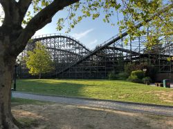 Montagne russe al parco dei divertimenti di Wavre, Belgio. Siamo al Walibi Six Flags Belgium, meta ormai presa d'assalto dagli amanti del brivido, adulti e bambini - © DDH_image / Shutterstock.com ...