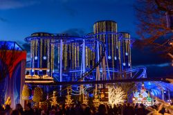 Montagne russe illuminate di notte al Parco Europa di Rust, Germania. Lo spinning coaster Euro-Mir è stato inaugurato nel 1997  - © Oleg Mikhaylov / Shutterstock.com