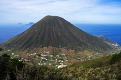 Monte dei Porri a Salina, Sicilia - L'arcipelago delle Eolie, di origine vulcanica, è situato nel Mar Tirreno, a nord della costa siciliana. Oltre ai due grandi vulcani attivi, Stromboli ...