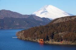 Veduta del monte Fuji da Hakone, Giappone - Con i suoi 3.776 metri il Fuji è il vulcano più alto di tutto il Giappone caratterizzato per almeno dieci mesi l'anno dalla cima ...