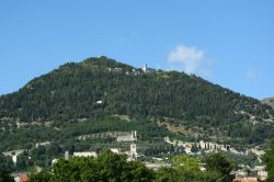 Monte Ingino e abbazia di S.Ubaldo che dominano la città di Gubbio in Umbria - © Anke van Wyk / Shutterstock.com
