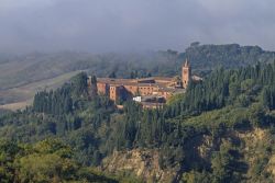 Monte Oliveto Maggiore il monastero qui fotografato da Chiusure sulle Crete Senesi in Toscana