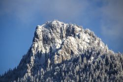 Il monte Schober innevato, Austria. La montagna ricoperta di neve vista dal lago Fuschl.

