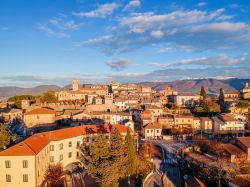 Montefalco, provincia di Perugia, fotografata in una bella giornata di sole (Umbria).



