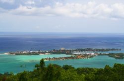 Montego Bay dall'alto, Giamaica. Spiagge bianche e barriere coralline sono la cornice naturale di Mo'Bay divenuta cittadina elegante, mondana ed esclusiva.
