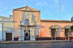 Montejo's House a Merida, Messico. Si trova sul lato sud di Plaza Grande e risale al 1549. In origine ospitava soldati ma venne poi trasformata in una dimora che servì i componenti ...