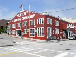 Montereym California: la Cannery Row e la compagnia Monterey Sardines Canning Company - © TasfotoNL / Shutterstock.com
