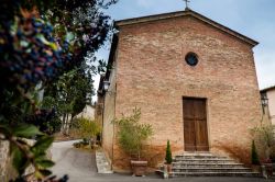 Monterongriffoli, Siena, Toscana: trekking autunnale da Buonconvento alla strada Cassia sino alla Via Francigena, Chiusure e abbazia di Monte Oliveto Maggiore - © robertonencini / Shutterstock.com ...