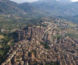 I monti delle Madonie e il borgo di Castelbuono in Sicilia - © luigi nifosi / Shutterstock.com