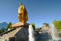 Turkmenistan Ashgabat monumento a Nyazov - Foto di Giulio Badini / I Viaggi di Maurizio Levi