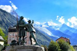 Monumento a Balmat e Saussure a Chamonix, Francia, con vista sul Monte Bianco in estate.


