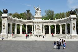 Visitatori presso il monumento a Benito Juárez nel centro strorico di Città del Messico. Juárez fu il primo presidente di origine indigena del Messico - foto © ...