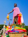 Il monumento a Chamadevi Queen nel parco di Nong Dok a Lamphun, Thailandia. Questa statua è stata costruita per commemorare la regina Chamadevi, prima sovrana di Hariphunchai, regno fondato ...