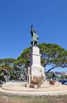 Il monumento a Cristoforo Colombo: simbolo ell'emigrazione rapallese - il monumento a Cristoforo Colombo, situato nel mezzo della rotonda Marconi, fu costruito nel 1914 come simbolo dell'emigrazione ...