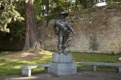 Monumento a D'Artagnan all'Aldenhofpark di Maastricht, Olanda. La statua si trova nei pressi del luogo in cui il militare francese morì nel 1673 - © Sergey Dzyuba / Shutterstock.com ...