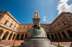 Monumento a Giacomo Leopardi nel centro di Recanati, Marche. S'innalza nel centro di Piazza Leopardi e venne eretto nel centenario della nascita (1898) dal Panichi. Il poeta è raffigurato ...