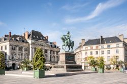 Monumento a Giovanna d'Arco in Place du Martroi a Orléans, Francia.
