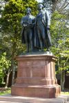 Monumento a Goethe e Schiller al Golden Gate Park di San Francisco, California. La scultura originale di Ernst Rietschel isi trova a Weimar in Germania.
