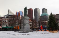 Monumento a Guglielmo III° d'Orange a Den Haag, Olanda, in inverno con la neve.



